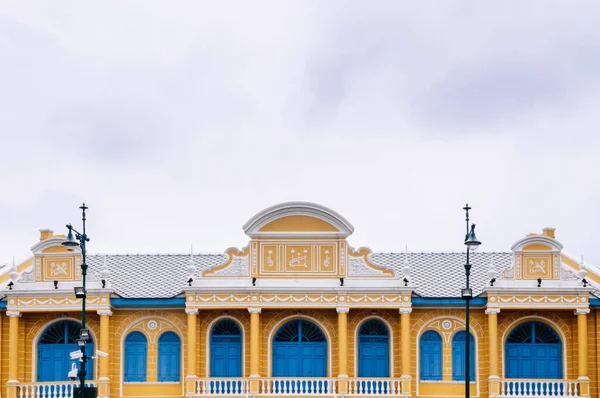 Jul 2018 Bangkok Tailandia Fachada Edificio Colonial Amarillo Con Puertas — Foto de Stock