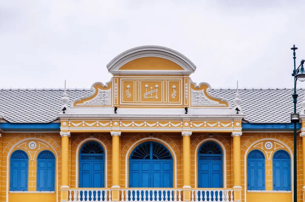 Июля 2018 Бангкок Таиланд Фасад Здания Желтого Цвета Синими Дверями — стоковое фото