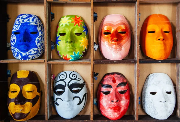 2013年4月20日タイ バンコク 木の箱の色や模様が異なるカラフルなアートマスク — ストック写真