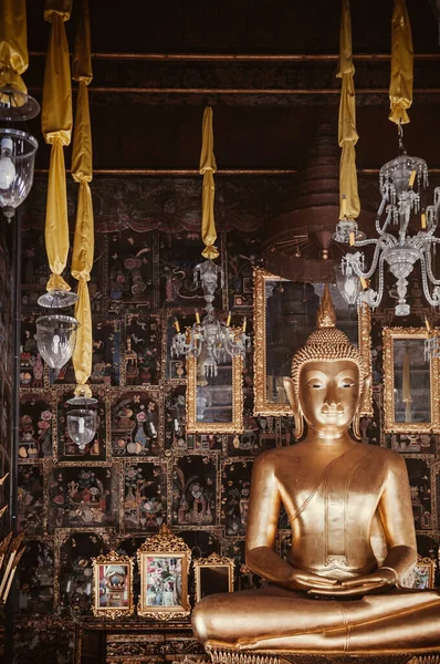 Бангкок Таиланд Старая Золотая Статуя Будды Главном Зале Настенной Росписью — стоковое фото