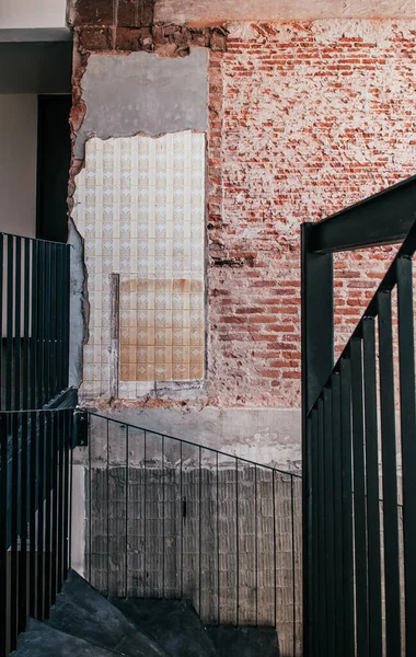 Industrieloft Alte Grunge Backsteinwand Mit Betonboden Schwarzes Treppengeländer Aus Metall — Stockfoto