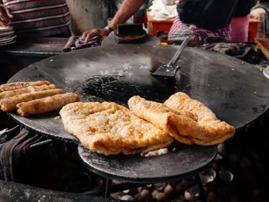 Hindistan, Bangladeş, Sri Lanka veya Pakistan 'da kızarmış Naan ekmeği veya Roti. Güney Asya sokak yemekleri.