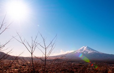 Fuji Dağı kar ve mavi gökyüzü parıldıyor, Shimoyoshida şehri ile renkli bir sonbahar ağacı Kawaguchigo yakınlarındaki Fujiyoshida Fujiyoshida 'daki Chureito Pagoda Arakurayama Sengen Parkı' ndan görülüyor.