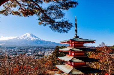 Kırmızı Chureito Pagoda ve Snow sonbaharda Fuji Dağı 'nın mavi gökyüzünü kapladı. Shimoyoshida - Kawaguchigo yakınlarındaki Fujiyoshida 'daki Arakurayama Sengen Parkı