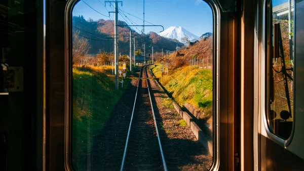 Tokyo - Kawaguchiko güzergahı, Japonya 'daki sürücü odasından görülen tren yolu boyunca sonbahar manzarası