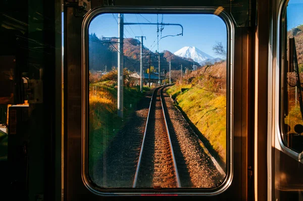Tokyo - Kawaguchiko güzergahı, Japonya 'daki sürücü odasından görülen tren yolu boyunca sonbahar manzarası
