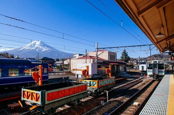 Nov 2018 Fujiyoshida Giappone Monte Fuji Innevato Treni Alla Stazione — Foto Stock
