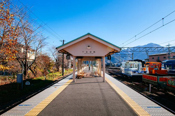 Nov 2018 Fujiyoshida Giappone Piattaforma Della Stazione Ferroviaria Vuota Shimoyoshida — Foto Stock