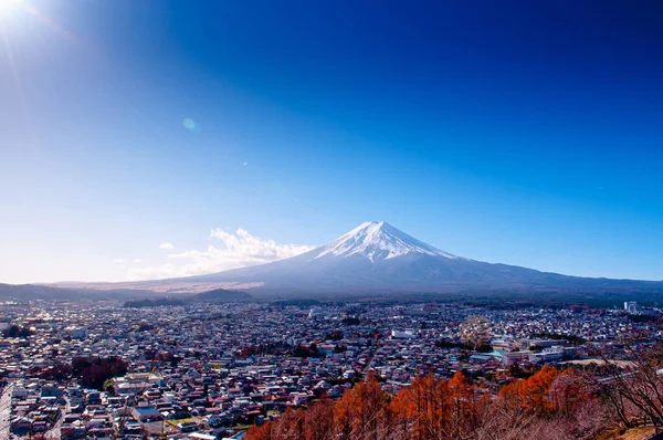 Fuji Dağı kar ve mavi gökyüzü parıldıyor, Shimoyoshida şehri ile renkli bir sonbahar ağacı Kawaguchigo yakınlarındaki Fujiyoshida Fujiyoshida 'daki Chureito Pagoda Arakurayama Sengen Parkı' ndan görülüyor.