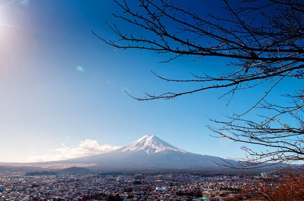 Góra Fuji Śniegiem Błękitnym Niebem Miastem Shimoyoshida Widzianym Pagody Chureito — Zdjęcie stockowe