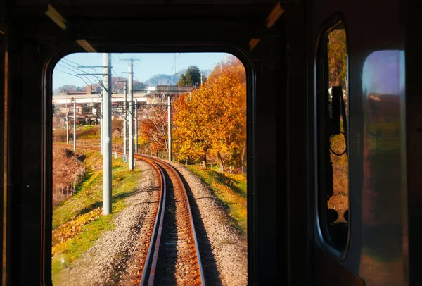 从日本东京 川崎子路线司机室看到的火车轨道通过火车窗口的秋季风景 — 图库照片