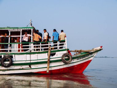 15 Şubat 2012 Dhaka, Bangladeş - Bangladeş 'te birçok Bangladeş vatandaşı Dhaka' da banliyö feribotunda yolculuk yapıyor. Güney Asya 'da yoksulluk sosyal
