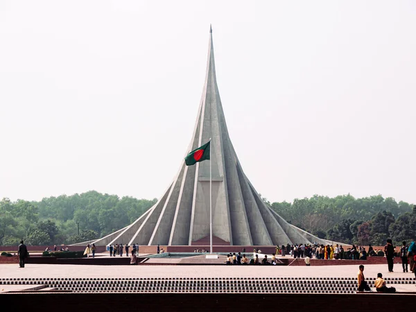 13 Şubat 2012 Dhaka, Bangladeş - Ulusal Şehitler Anıtı 'nın piramit biçimli binası. Dhaka yakınlarındaki Savar 'da Bangladeş Kurtuluş Savaşı anıtı. Tasarım: Syed Mainul Hossain