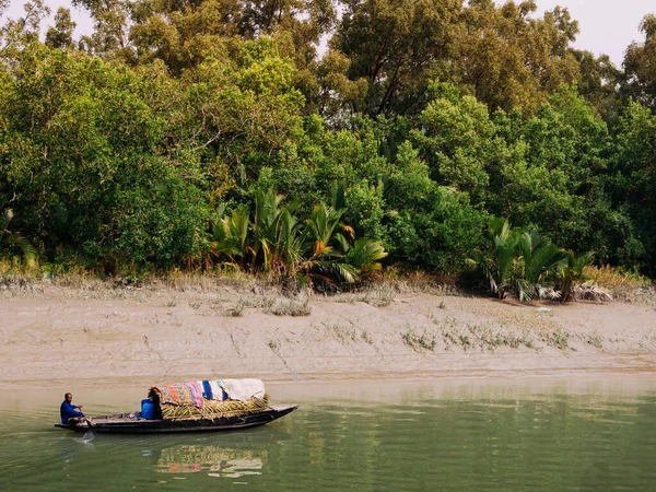 Дхака Бангладеш Местные Жители Деревянной Гребной Лодке Реке Мангровыми Лесами — стоковое фото