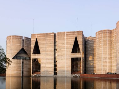 FEB 13. 2012 Dhaka, Bangladeş - Bangladeş Ulusal Parlamentosu veya Jatiya Sangsad Bhaban 'ın Sher-e-Bangla Nagar' daki büyük binası. Tasarım: Louis Kahn