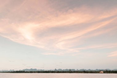 Nakhon Phanom 'daki Mae Khong nehrinin üzerinde gün batımının ılık havası. Tayland ve Laos arasındaki doğal sınır. Huzurlu alacakaranlık manzarası