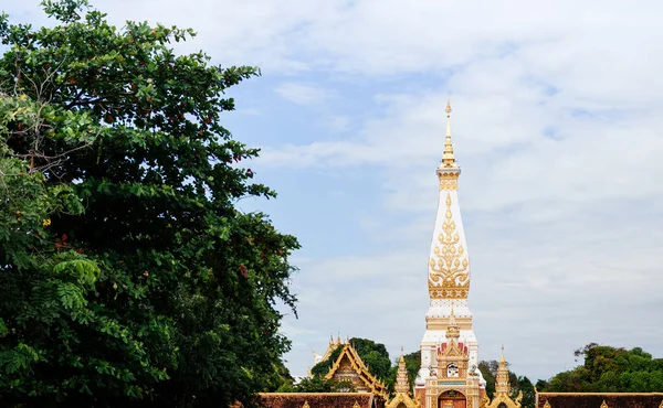 Wielka Starożytna Pagoda Wat Phra Fanom Przeciwko Niebu Najświętsza Świątynia — Zdjęcie stockowe