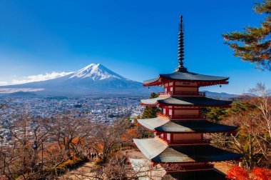 Kırmızı Chureito Pagoda ve Snow sonbaharda Fuji Dağı 'nın mavi gökyüzünü kapladı. Shimoyoshida - Kawaguchigo yakınlarındaki Fujiyoshida 'daki Arakurayama Sengen Parkı