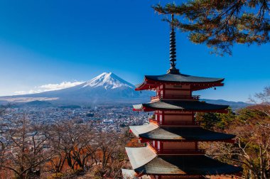 Kırmızı Chureito Pagoda ve Snow sonbaharda Fuji Dağı 'nın mavi gökyüzünü kapladı. Shimoyoshida - Kawaguchigo yakınlarındaki Fujiyoshida 'daki Arakurayama Sengen Parkı