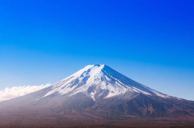Fuji Dağı sonbahar mevsiminde karla kaplı ve mavi gökyüzü, açıkça Kawaguchigo yakınlarındaki Fujiyoshida 'daki Chureito Pagoda Arakurayama Sengen Parkı' ndan görülüyor.