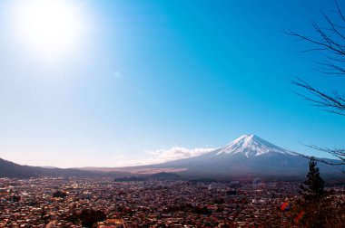 Kar ve mavi gökyüzü parlayan Fuji Dağı, Shimoyoshida şehir manzaralı renkli sonbahar ağacı Kawaguchigo yakınlarındaki Fujiyoshida Fujiyoshida 'daki Chureito Pagoda Arakurayama Sengen Parkı' ndan