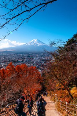 NoV 30, 2018 Fujiyoshida, JAPAN - Fuji Dağı ve Chureito Pagoda 'dan mavi gökyüzü manzarası Shimoyoshida' daki Arakurayama Sengen Parkı 'nda turistlerle birlikte yürüyor - Kawaguchigo yakınlarındaki Fujiyoshida