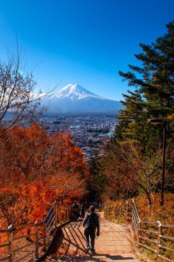 NoV 30, 2018 Fujiyoshida, JAPAN - Fuji Dağı ve Chureito Pagoda 'dan mavi gökyüzü manzarası Shimoyoshida' daki Arakurayama Sengen Parkı 'nda turistlerle birlikte yürüyor - Kawaguchigo yakınlarındaki Fujiyoshida