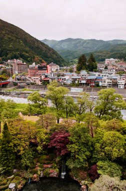 Japonya 'nın Gifu kentinde Gero onsen' in doğal nehir ve yeşil dağı. Sonbahar sezonu.