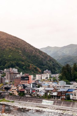 Japonya 'nın Gifu kentinde Gero onsen' in doğal nehir ve yeşil dağı. Sonbahar sezonu.