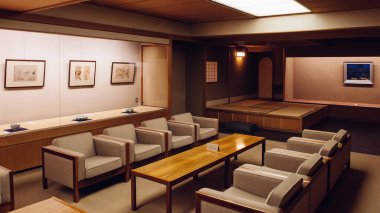 MAYIS 25, 2013 Gifu, JAPAN - Klasik klasik Japon oturma odası ahşap masa ve retro tasarım koltukları. Tavan lambasından gelen sıcak ışık ve atmosfer