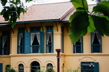 SEP 14, 2012 Nakhon Phanom, Tayland - Nakhon Phanom eski vali evi - Fransız sömürge mimari tarzı ve büyük ağacı - Tayland