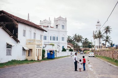 3 Temmuz 2012 Weligama, Galle, Sri Lanka - Galle Kalesi, Meeran Jumma Mescid Hollanda Koloni mimari binası ve sokaktaki yerel halk.