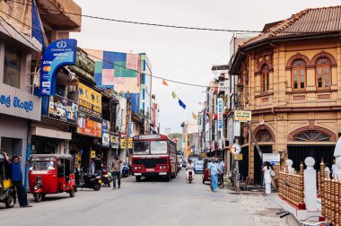 JUL 3, 2012 Galle, Sri Lanka - Galle şehir yerel pazarı klasik koloni binaları, trafik ve yerel halk.