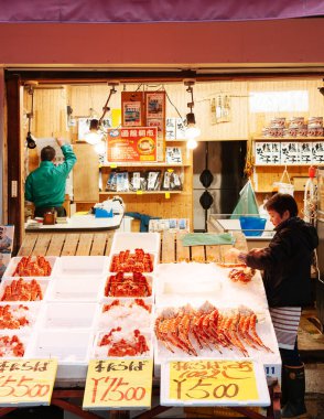 NOV 22, 2013 Hokkaido, JAPAN - Japon tüccar Hakodate sabah balık pazarında, Japonya 'nın ünlü pazarı