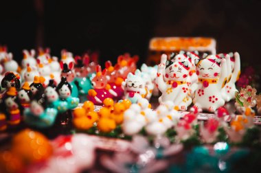 NOV 21, 2013 Hakkaido, JAPAN - Minyatür Retro seramik Maneki Neko hatıra bebekleri hediyelik eşya dükkanında, yakın çekim
