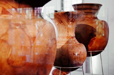 JAN 12, 2019 Udon Thani, Tayland - Antik çömlek ve tarih öncesi seramik eşya sergisi Ban Chiang Müzesinde