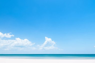Güzel, sakin tropik ada beyaz kumsal plajı mavi gökyüzü ve yazın bulutlar, plaj kaçamağı tatil beldesi. Bang Berd, Chumphon-Tayland. Sakin mavi okyanus manzarası