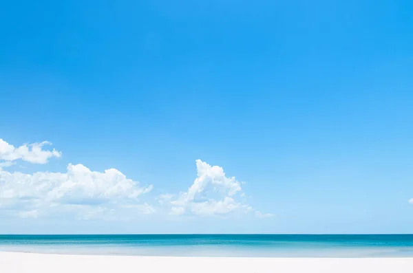 Beautiful Tranquil Tropical Island White Sand Beach Blue Sky Clouds — Stock Photo, Image