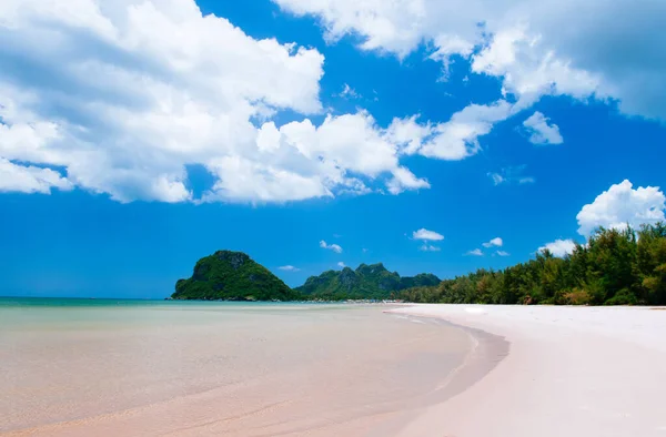 Hermosa Playa Arena Blanca Tranquila Isla Tropical Con Cielo Azul — Foto de Stock