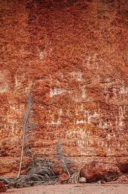 Tropikal adanın güzel kumtaşı kayalık plajı yazın doğal egzotik okyanus manzarası. Fang Daeng Prahuap Khiri Khan 'da. Tayland