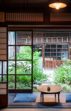 26 Mayıs 2013 Gifu, JAPAN - Sürgülü kapılı eski Japon evleri, indego kumaş kabuğu ve ahşap masa. Hida Furukawa kasabasının ünlü sıcak atmosferli kavunlu çörek dükkânı.