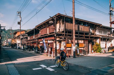 26 Mayıs 2013 Gifu, JAPAN - Eski ahşap evler ve Japon turistler ve Hida Furukawa kasabasının küçük doğal akıntısı.