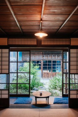 26 Mayıs 2013 Gifu, JAPAN - Sürgülü kapılı eski Japon evleri, indego kumaş kabuğu ve ahşap masa. Hida Furukawa kasabasının ünlü sıcak atmosferli kavunlu çörek dükkânı.