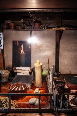 26 Mayıs 2013 Gifu, JAPAN - Hida Furukawa eski tarihi kasabasında eski moda sobası olan geleneksel Japon klasik şamdan atölyesi.
