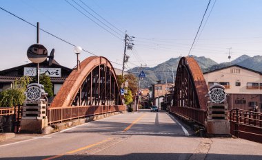 26 Mayıs 2013 Gifu, JAPAN - Eski evler ve tarihi demirden köprüler nehir ve dağ manzaralı Hida Furukawa kasabası tarihi.