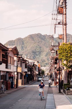 26 Mayıs 2013 Gifu, JAPAN - Hida Furukawa kasabasındaki eski evler ve Japon turistler.