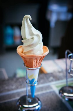Taze soğuk kremalı, zengin, Wasabi dondurma külahı Japon Wasabi dondurması.