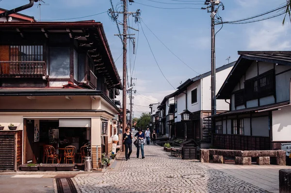 26 Mayıs 2013 Gifu, JAPAN - Asyalı turist ve eski evler Hida Furukawa eski tarihi kasabasının caddesinde Japon kahvesi haline geldi..