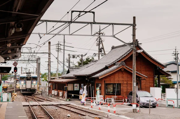 2013年5月28日长野 Oito线慢车 传统的Hotaka车站 在阴天的晨光下 日本传统建筑 — 图库照片