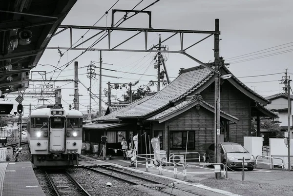 2013年5月28日长野 Oito线慢车 传统的Hotaka车站 在阴天的晨光下 日本传统建筑 — 图库照片